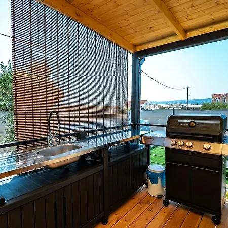 House Red Earth - Kastel Stafilic Holiday home *