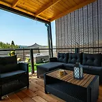 Red Eirth Kastel Stafilic * Kaštela