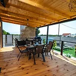 Red Eirth Kastel Stafilic *